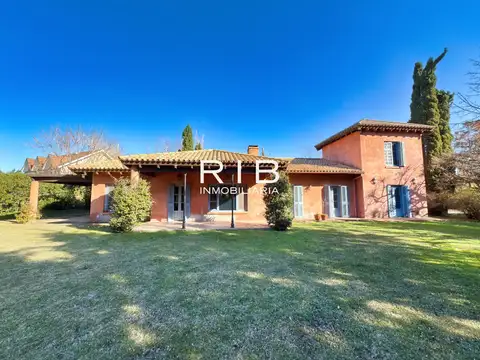 Impecable Propiedad sobre 1300 m2 - Acepta Financiación