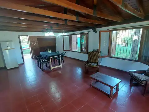 Bernstadt al 600 - Casa en Venta de 2 Dormitorios con Pileta en Roldan