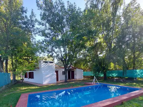 Bernstadt al 600 - Casa en Venta de 2 Dormitorios con Pileta en Roldan