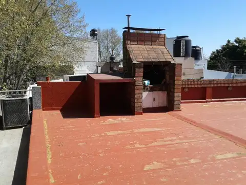 Casa en planta alta de 2 dormitorios con parrillero - Pte Perón 3430