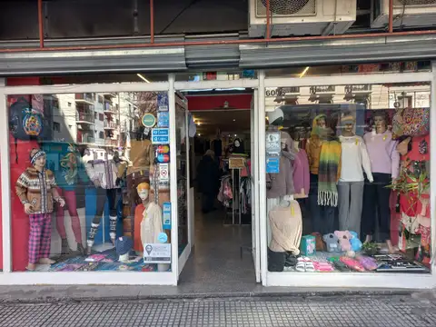 EXCELENTE LOCAL SOBRE RIVADAVIA DE 149 M2