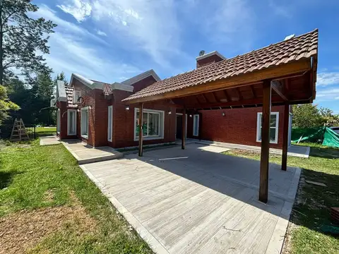 Casa 4 ambientes con 3 baños