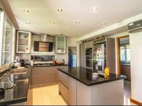 Casa 6 ambientes con 2 baños