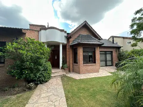 CASA 5 AMBIENTES EN VENTA EN MORENO CON PILETA