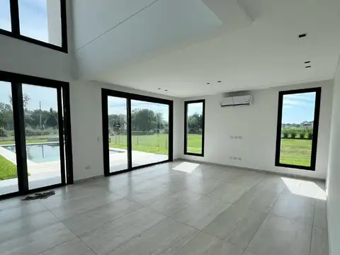 Casa 5 ambientes con 4 baños