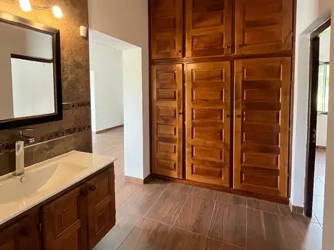 Casa en Alquiler con 3 cocheras