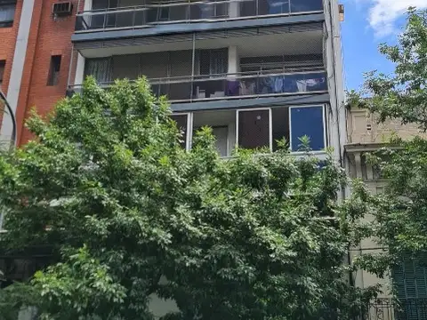 Pueyrredón al 600 y Tucumán. Piso 10. Semipiso 85 m2. 3 ambientes. 2 dormitorios. 2 baños. Balcón corrido Cocina grande Lavadero Vista espectacular. Losa radiante. Apto crédito. No es apto profesional