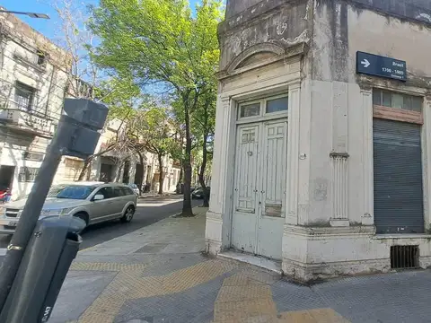 Casa Local En Venta Sobre En Esquina Sobre Av Brasil Y Solís