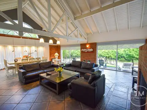 CASA EN VENTA CARILÓ CERCA DEL MAR