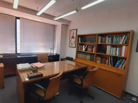 Amplias Oficinas a la venta sobre la calle Florida.