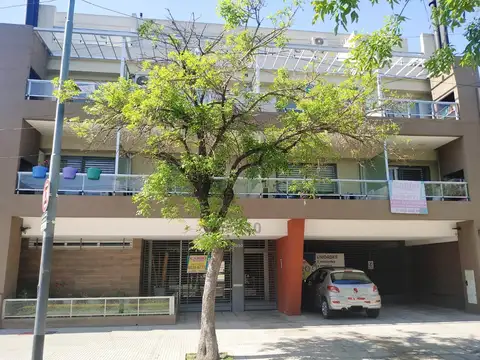Excelente Dpto. 2 Amb. Nuevos al Frente C/Balcon Aterrazado, parrilla y Cochera. Edificio con SUM.