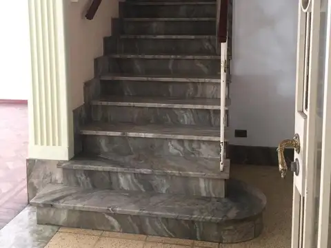 Casa 16 ambientes con 2 baños