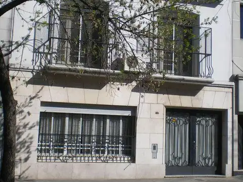 Venta Casa de estilo Pueyrredón y Córdoba!  Con Cochera.  Alquilada.
