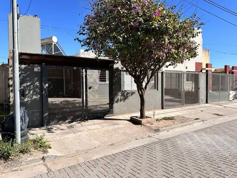VENTA CASA  CON PILETA EN  B ° LOS BOULEVARES