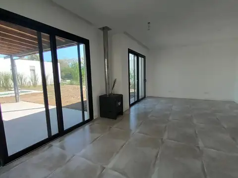 Casa 4 ambientes con 2 baños