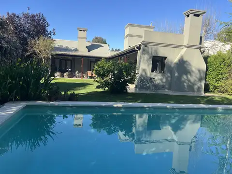 Casa en Venta con 2 cocheras