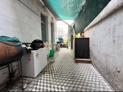 PH Venta con patio + local c/ renta Paternal s/exp