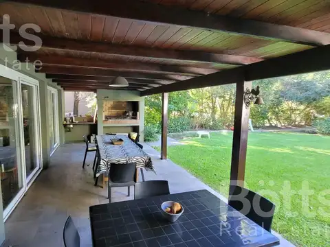 Casa 4 ambientes con 3 baños