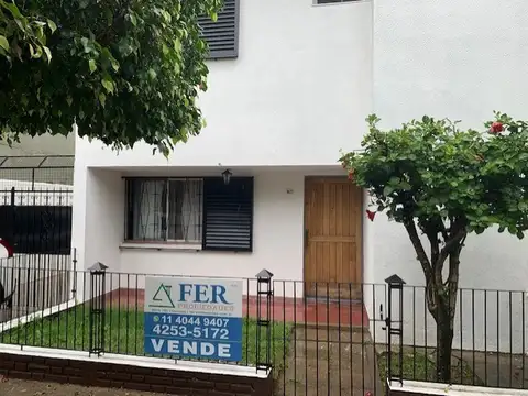 Casa 4 amb. con cochera y patio en barrio Naval Excelente estado!