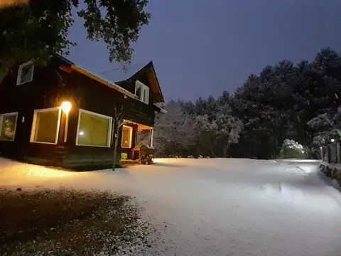 Casa en venta - 5 Dormitorios 3 Baños - 2050Mts2 - San Martín de Los Andes