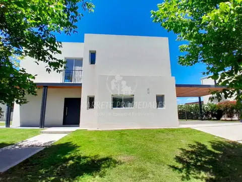 OPORTUNIDAD. Venta Casa 3 dormitorios, pileta y cochera. El Cantón. 100