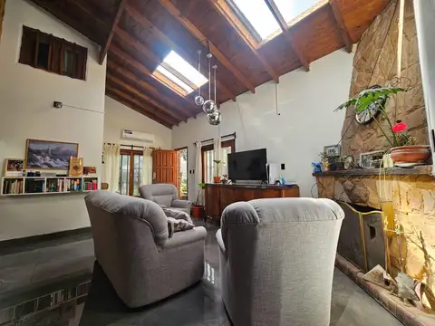 Venta Casa 6 Ambientes sobre Dos Terrenos con Pileta – Barrio Los Acantilados – Mar del Plata