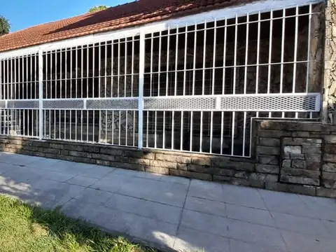 Venta casa 3 ambientes, cochera, quincho QUILMES