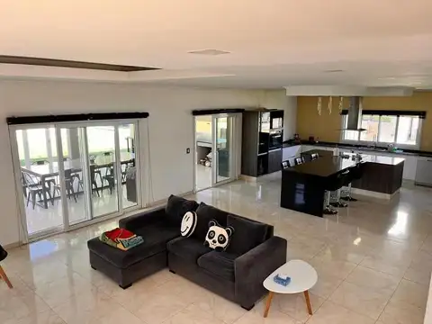 Casa de 6 ambientes con piscina climatizada en Terralagos, barrio Playa. Canning, Ezeiza.