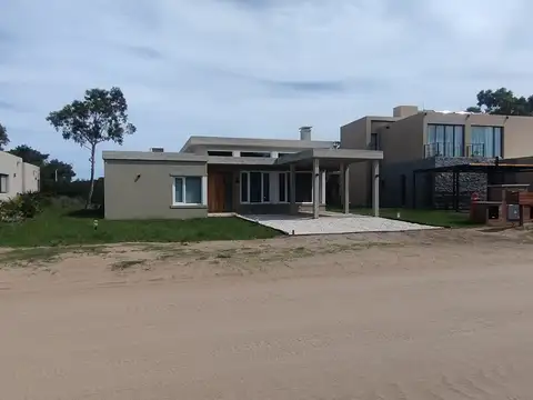 Casa en Venta en Barrio Cerrado Costa Esmeralda, USD 354.000