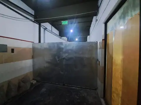 Galpon 200m2 + Local Comercial40m2 Av. E. Castro Liniers