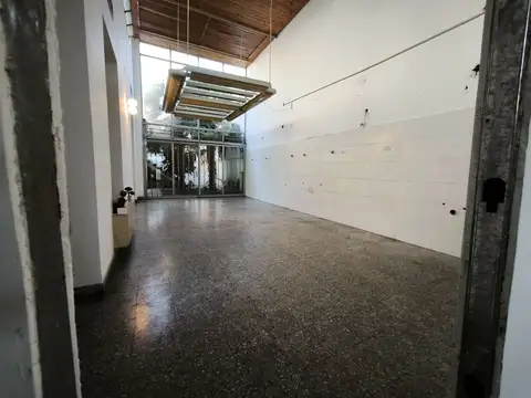 Casa en Alquiler con 3 cocheras