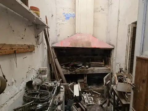 EN VENTA CASA A REFACCIONAR; PRACTICAMENTE TERRENO, LOTE 245M2, 9 DE FRENTE X 28 FONDO - FICHA 8480