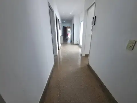 Oficina 6 ambientes con 2 baños