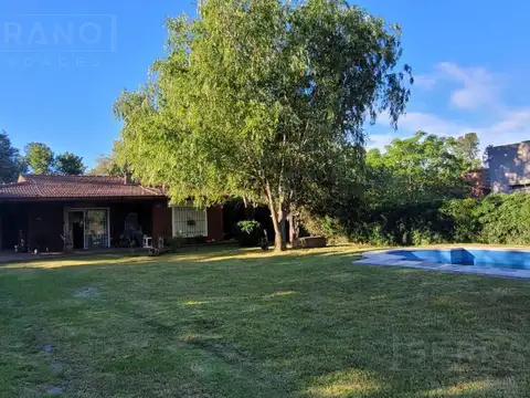 Venta Casa en esquina 3 ambientes en Barrio Parque Exaltación. APTA CREDITO HIPOTECARIO.