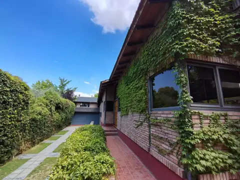 Casa 6 ambientes con 5 baños