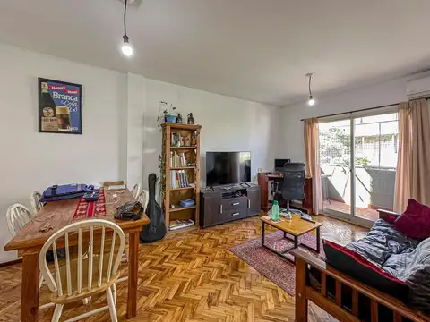 Departamento de 2 dormitorios, balcón al frente y cocina separada en Abasto