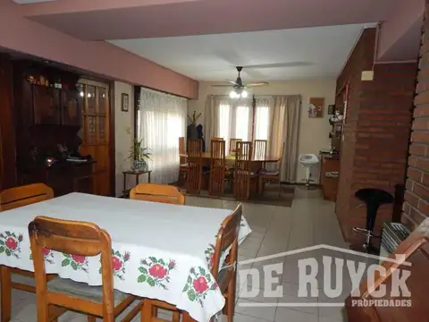 Casa 5 ambientes con 4 baños