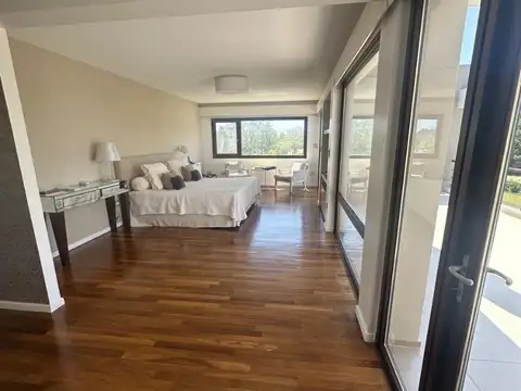 Excelente casa de 5 dormitorios con dependencia - Piscina - Parrilla - Parque- lote UNICO