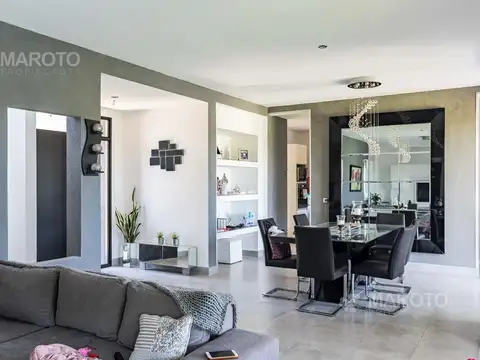 Casa 5 ambientes con 4 baños