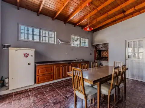 VENTA CASA 4 AMBIENTES C/COCHERA, 2 PATIOS, QUINCHO Y TERRAZA EN PARQUE CHACABUCO C.A.B.A.