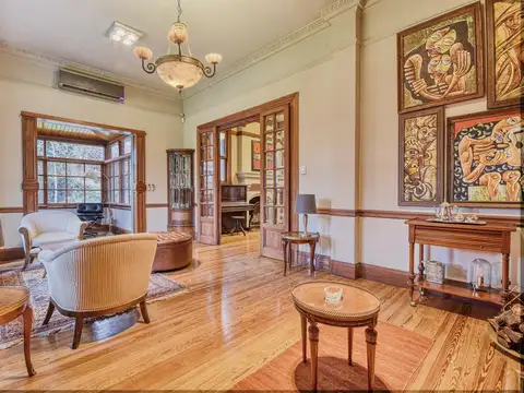 Casa 10 ambientes con 2 baños