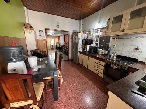 Casa 4 ambientes con 2 baños