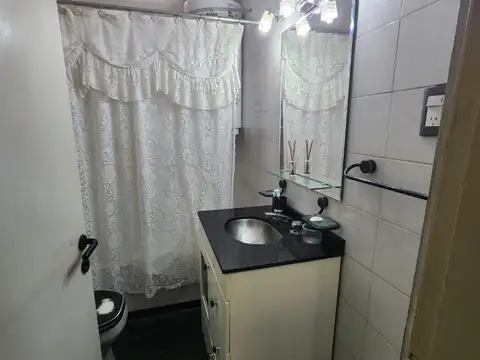 Amplio Tipo casa 2 ambientes al frente con patio cubierto - u$d 45.000.-