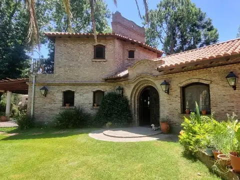 Casa 5 ambientes con 4 baños