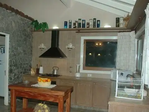 Esplèndida casa con amplias galerìas exteriores con vista al bosque.