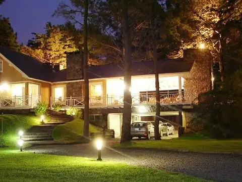 Esplèndida casa con amplias galerìas exteriores con vista al bosque.