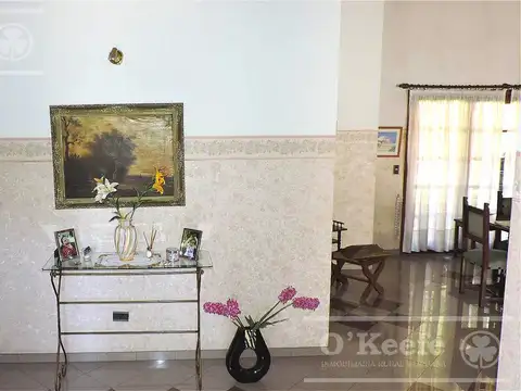 Casa 8 ambientes con 3 baños