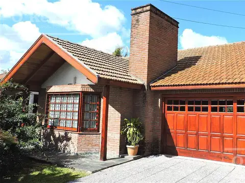 En Berazategui Hermoso Chalet de 8 ambientes con parque y pileta en venta sobre terreno de 1940m2.