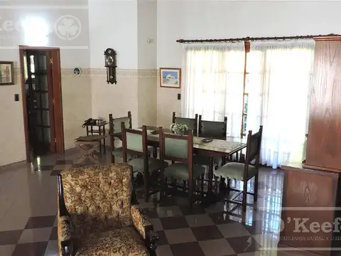 En Berazategui Hermoso Chalet de 8 ambientes con parque y pileta en venta sobre terreno de 1940m2.