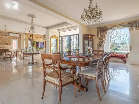 Casa en Alquiler con 2 cocheras